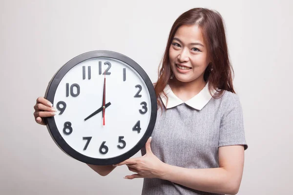 Saati olan genç Asyalı kadın.. — Stok fotoğraf