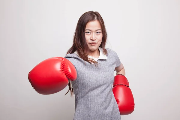 Молодая азиатка в красных боксёрских перчатках . — стоковое фото