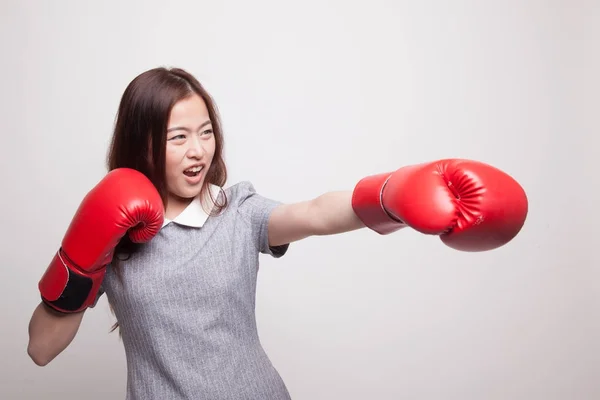 Młoda kobieta azjatyckich z czerwone rękawice bokserskie. — Zdjęcie stockowe