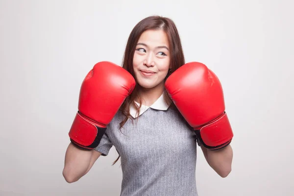 Joven mujer asiática con guantes de boxeo rojos . —  Fotos de Stock