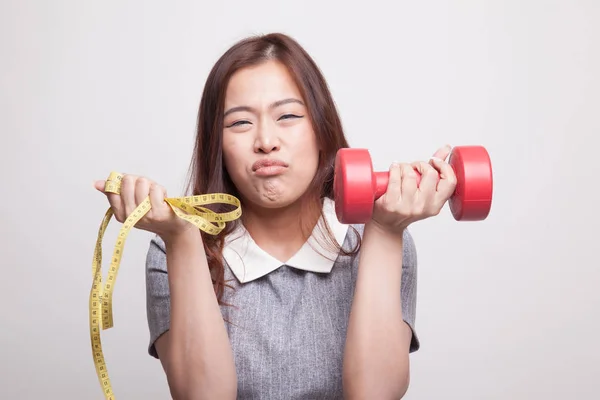 Aziatische vrouw met halters en meetlint uitgeput. — Stockfoto