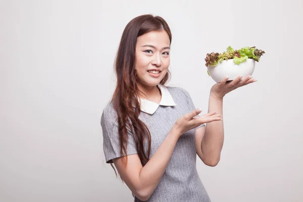 Friska asiatisk kvinna med sallad. — Stockfoto