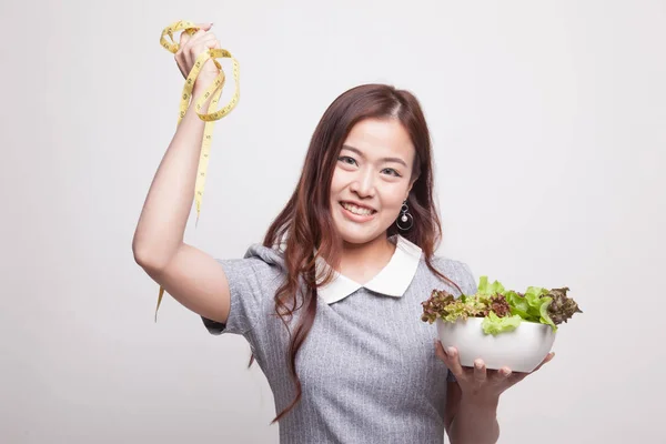 Mujer asiática saludable con cinta métrica y ensalada . —  Fotos de Stock