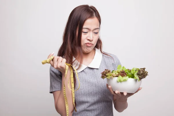 Ongelukkig Aziatische vrouw met het meten van de tape en salade. — Stockfoto