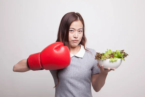 Genç Asyalı kadın boks eldiven ve salata ile. — Stok fotoğraf