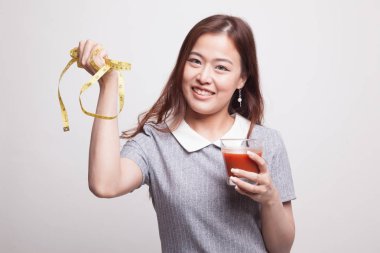 Domates suyu ve ölçüm bandı ile Asyalı kadın.