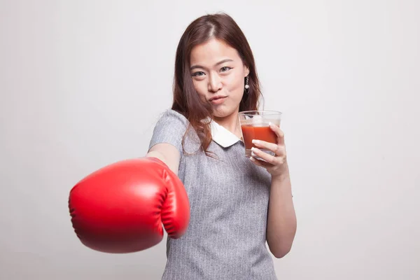 Joven mujer asiática con jugo de tomate y guante de boxeo . —  Fotos de Stock