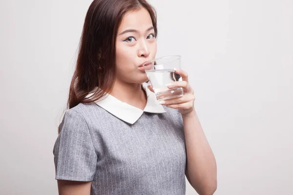 Giovane donna asiatica con un bicchiere d'acqua potabile . — Foto Stock