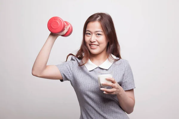Saludable mujer asiática bebiendo un vaso de leche y mancuerna . —  Fotos de Stock