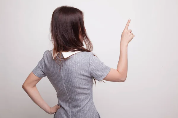 Parte posterior de la mujer asiática tocando la pantalla con su dedo . —  Fotos de Stock