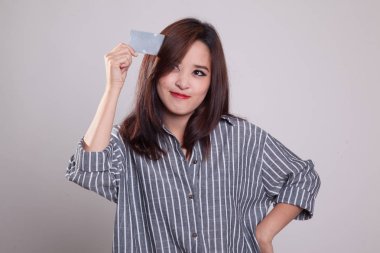 Genç Asyalı kadın düşünün boş bir kart ile.