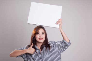 Genç Asyalı kadın ortaya başparmak ile beyaz boş işareti.