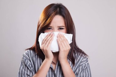 Genç Asyalı kadın hasta ve grip var.