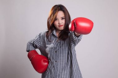 Genç Asyalı kadın kırmızı boks eldivenli.