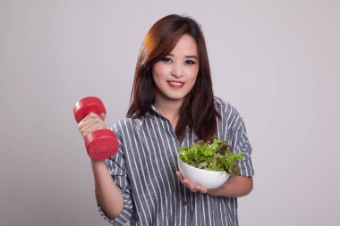 Dambıl ve salata ile sağlıklı Asyalı kadın.