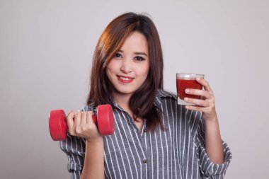Dumbbell ve domates suyu ile sağlıklı Asyalı kadın.