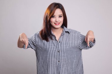 Güzel genç Asyalı kadın noktası boş yer aşağı.