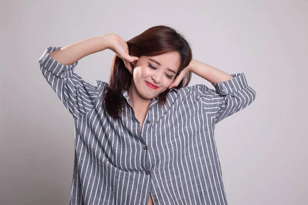 Slaperig jonge Aziatische vrouw geeuw. — Stockfoto