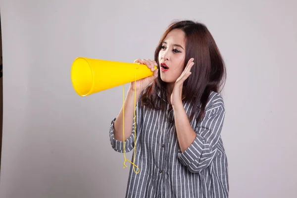 Mooie jonge Aziatische vrouw kondigen met megafoon. — Stockfoto