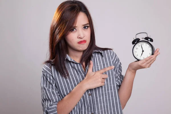 Enojado joven asiático mujer punto a un reloj . — Foto de Stock