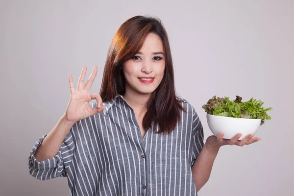 Femme asiatique saine spectacle OK avec salade . — Photo