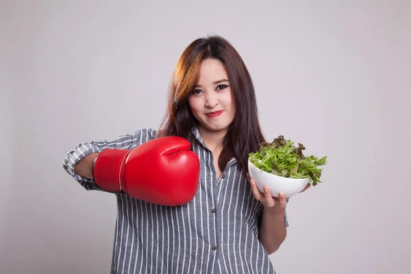 年轻的亚裔女子拳击手套与沙拉. — 图库照片