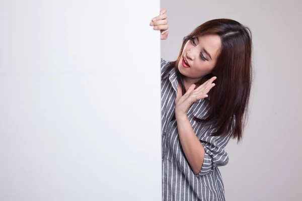 Excited young Asian woman with blank sign. — Stock Photo, Image