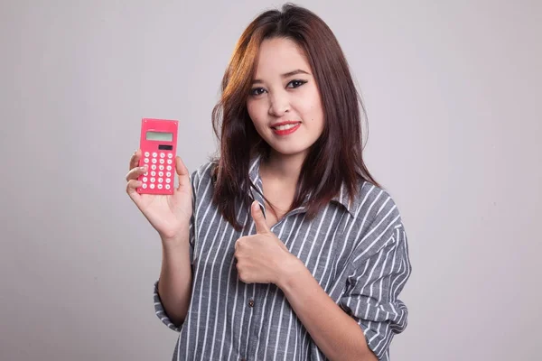 Ásia mulher polegares até com calculadora . — Fotografia de Stock