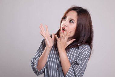 Güzel genç Asyalı kadın şok ve arama.