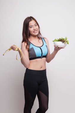 Güzel Asyalı sağlıklı kız ölçme bant ve salata ile.