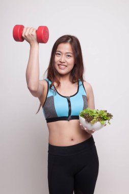 Güzel Asyalı sağlıklı kız dumbbell ve salata ile.