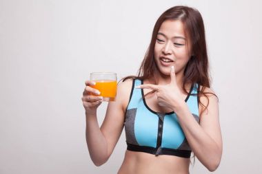 Portakal suyu noktasına güzel Asyalı sağlıklı kız.