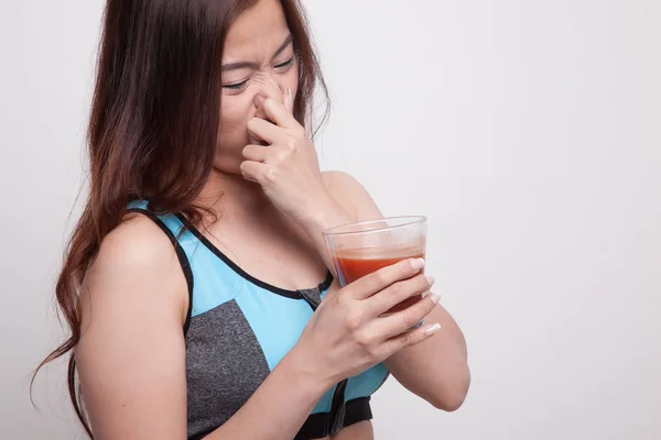 Hermosa chica asiática sana odio jugo de tomate . —  Fotos de Stock