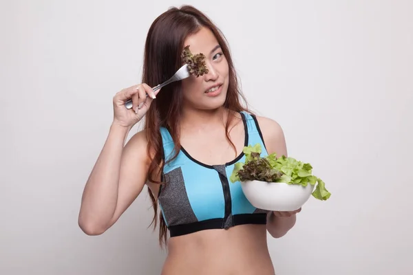 Gyönyörű ázsiai egészséges lány élvezni eszik saláta. — Stock Fotó