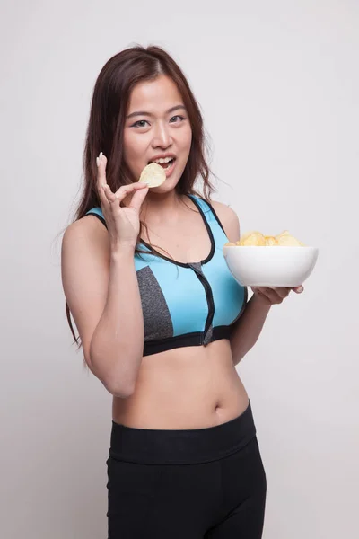 Hermosa chica sana asiática comer papas fritas . — Foto de Stock