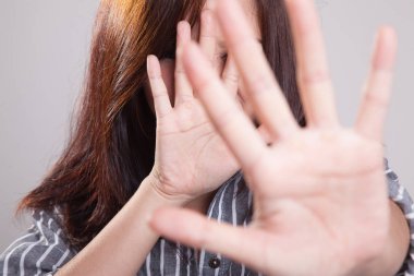 Genç Asyalı kadın yüzünü gizlemek.