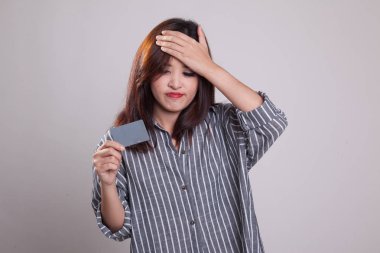 Genç Asyalı kadın baş ağrısı boş bir kart ile.