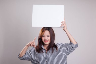 Boş işaret noktasına genç Asyalı kadın.