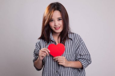 Kırmızı kalpli Asyalı kadın.