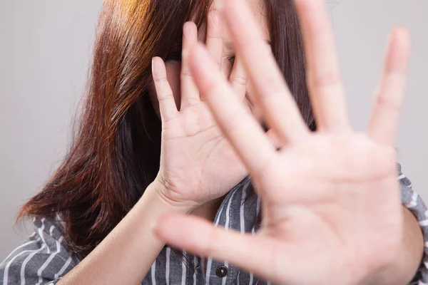 Jovem mulher asiática esconder o rosto . — Fotografia de Stock