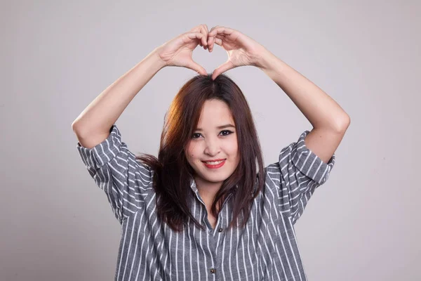 Ung asiatisk kvinna gestikulerande hjärta hand tecken. — Stockfoto