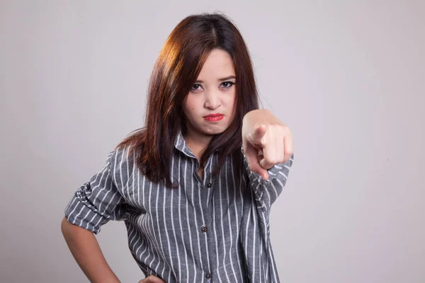 Ung asiatisk kvinna arg och peka på kamera. — Stockfoto