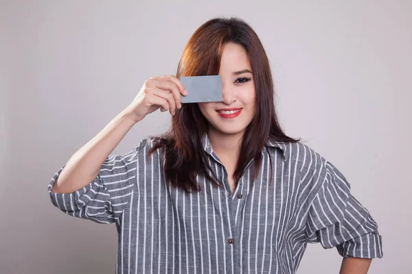 Joven mujer asiática con tarjeta en blanco sobre su ojo . — Foto de Stock