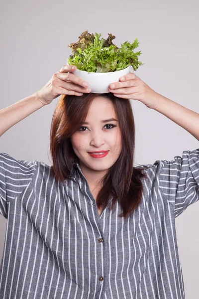 Femme asiatique saine avec salade . — Photo