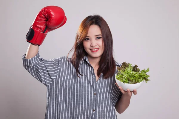 Jeune femme asiatique avec gant de boxe et salade . — Photo