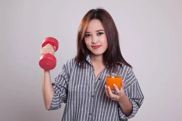 Ung asiatisk kvinna med hantel drink apelsin juice. — Stockfoto