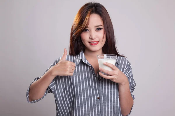 健康的亚洲女人，喝一杯牛奶的拇指. — 图库照片