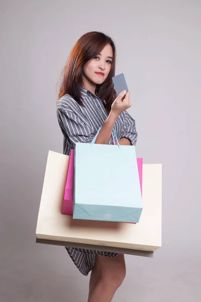 Jovem mulher asiática com saco de compras e cartão em branco . — Fotografia de Stock