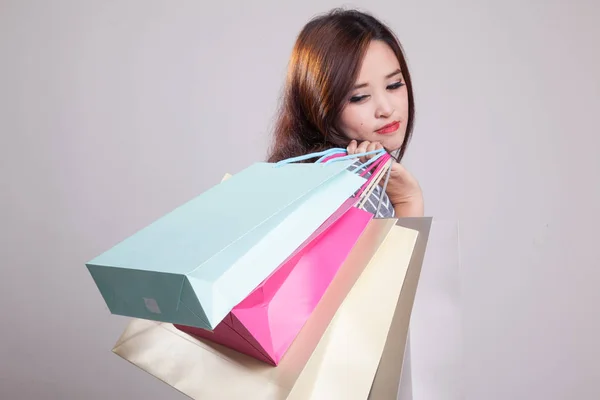 Молоді азіатські жінки задоволений покупки сумка. — стокове фото