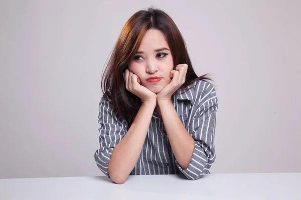 Asiatisk tjej med sorgliga känslor. — Stockfoto
